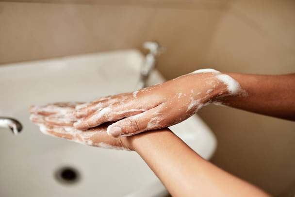 Was auch immer Sie tun, waschen Sie sich die Hände. Schnappschuss einer Frau, die sich zu Hause im Waschbecken des Badezimmers die Hände mit Seife wäscht. - Foto, Bild