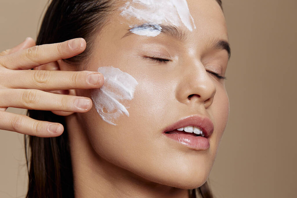 Porträt Frau Gesichtsmaske Creme saubere Haut Gesichtspeeling Nahaufnahme Make-up - Foto, Bild
