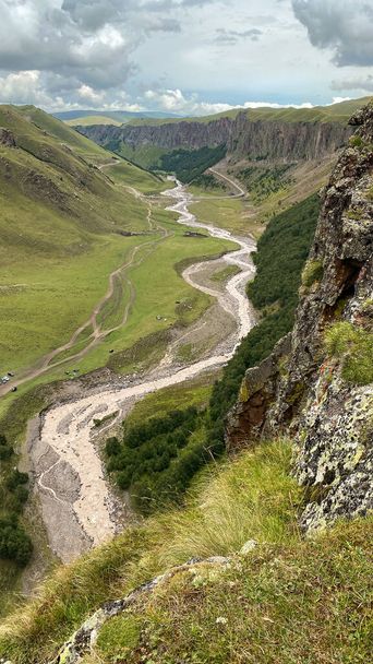 Tal des Flusses Malka in der Region Elbrus, Kabardino-Balkarien.  - Foto, Bild