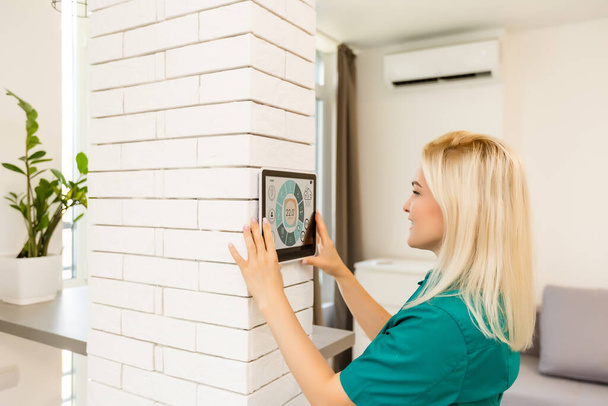 Vrouw met smart wall home control systeem - Foto, afbeelding