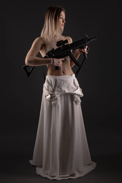 όμορφο σέξι κορίτσι κρατώντας όπλο . - Φωτογραφία, εικόνα