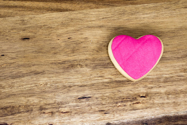 Słowo miłość odlewane w domowej roboty kolorowe ciasteczka na drewnianym stole - Zdjęcie, obraz