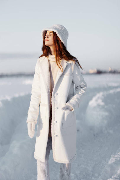 красивая женщина зимняя одежда ходить снег холодный отдых стиль жизни - Фото, изображение