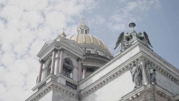 St. Isaak-Kathedrale. Handeln. Das wunderschöne Dach eines der Denkmäler von St. Petersburg, aufgenommen von unten und gegen den blauen Himmel. - Filmmaterial, Video
