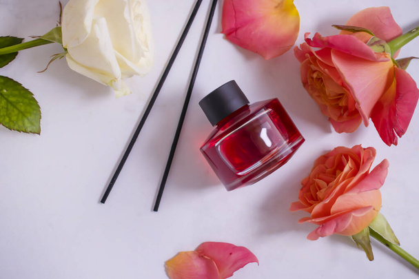botella perfume para casa flor rosa hermoso fondo - Foto, imagen