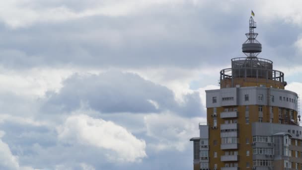 Nuvens cinzentas a rolar pela cidade antes da chuva. Construção residencial torre drone tiro - Filmagem, Vídeo