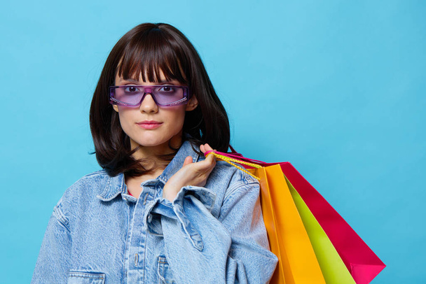 kaunis nainen ostoksia myymälässä hauskaa viihdettä elämäntapa muoti - Valokuva, kuva