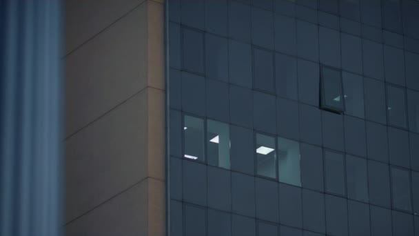 Drone disparó a las ventanas de la oficina en el centro. Empresa que trabaja hasta tarde - Metraje, vídeo