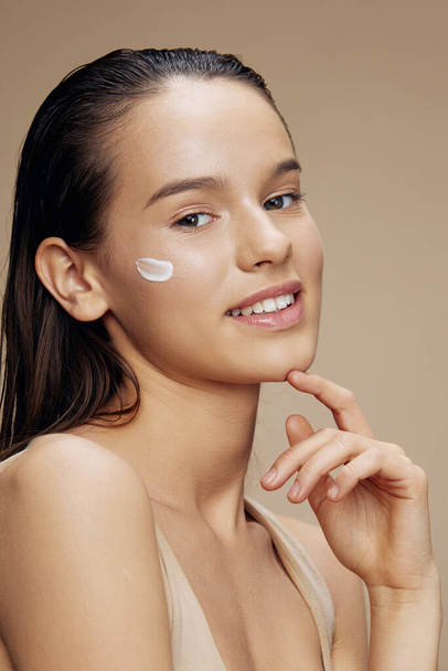beautiful woman face mask cream clean skin facial scrub close-up make-up - Foto, afbeelding