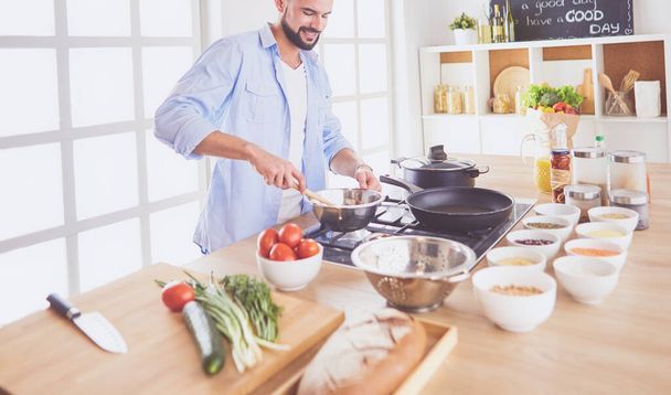 Hombre preparando comida deliciosa y saludable en la cocina casera - Foto, imagen