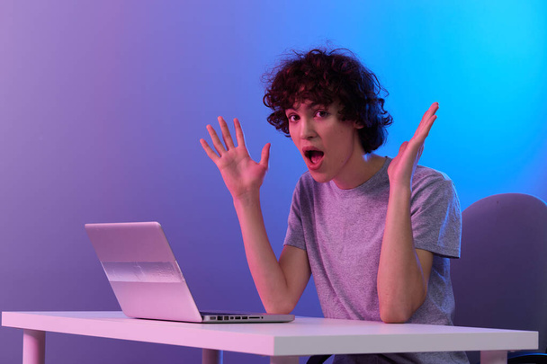 kaveri cyberspace leikkii edessä kannettava tietokone eristetty tausta - Valokuva, kuva