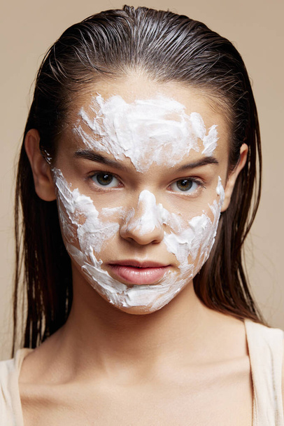 morena mascarilla crema piel limpia facial exfoliante beige fondo - Foto, Imagen