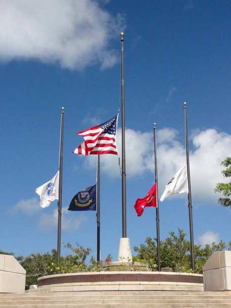 Banderas militares estadounidenses colgadas a media asta en la Corte de Honor, American Memorial Park en Saipan, CNMI - Foto, imagen