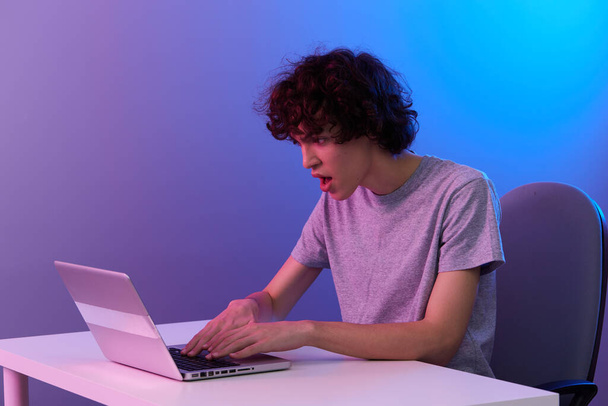 gamer istuu pöydässä pelaamista kannettava tietokone Lifestyle tekniikka - Valokuva, kuva