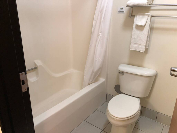Servizi igienici e bagno in una moderna camera d'albergo con vasca - Foto, immagini