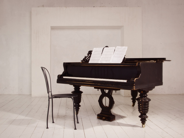 Viejo piano
 - Foto, imagen