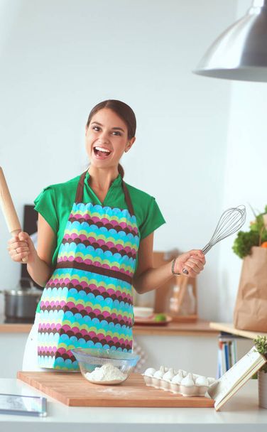 Woman making healthy food standing smiling in kitchen - Φωτογραφία, εικόνα