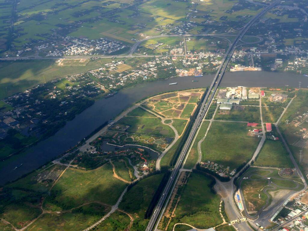 Vista aérea del paisaje de Vietnam con autopistas y pueblos a orillas del delta del Mekong.  - Foto, imagen