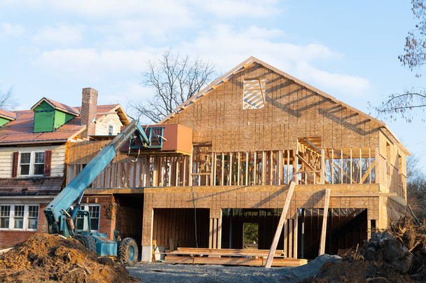 вилочный погрузчик на строительной площадке фанерного дома деревянный новый каркас грузового крана - Фото, изображение