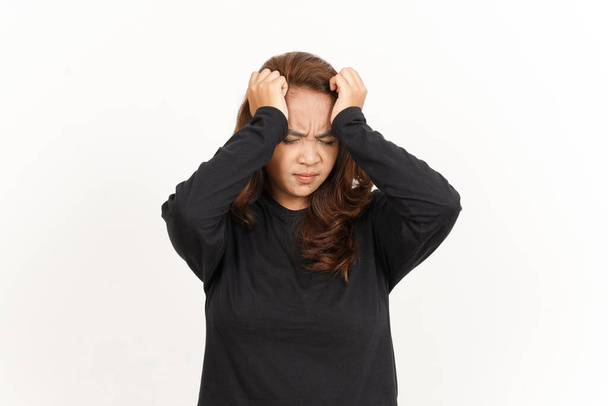 Dolor de cabeza Gesto de hermosa mujer asiática con camisa negra aislada sobre fondo blanco - Foto, Imagen