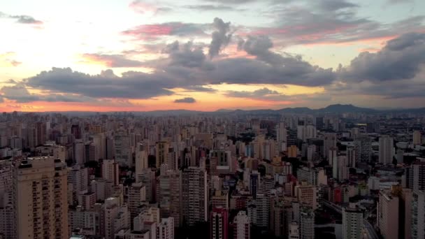 Sao Paulo Brezilya şehir merkezinde gün batımı. Şehir merkezinde, gün batımı manzarasında. Kent simgelerinin Metropolis manzarası. - Video, Çekim