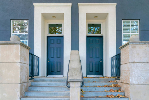 Две синие входные двери с белыми дверными проемами и транком в районе залива Сан-Хосе, Калифорния - Фото, изображение