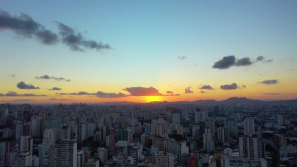 Puesta de sol en el centro de Sao Paulo Brasil. Distrito del centro en el paisaje de la puesta del sol. Metropolis paisaje de ciudad emblemática. - Imágenes, Vídeo
