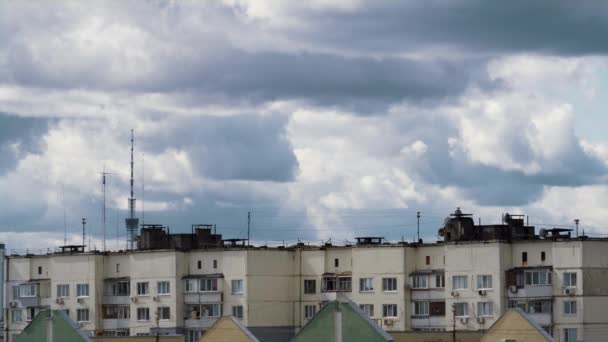 Nuvole grigie che rotolano su appartamenti di blocco drone colpo. Zona residenziale prima della pioggia. - Filmati, video