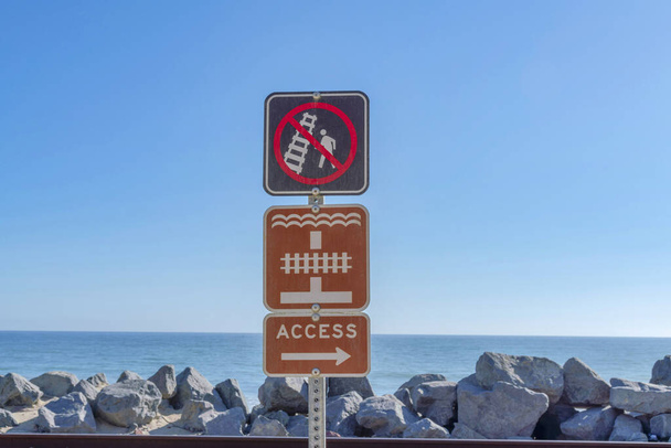 San Clementen rannan lähellä Kaliforniassa ei saa ylittää raiteita, rautateitä eikä opasteita. - Valokuva, kuva