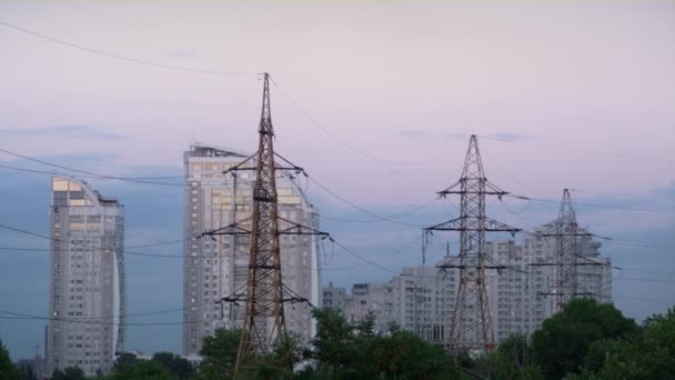 Nagyfeszültségű áramkörök az esti városképben. Energiaipari koncepció. - Felvétel, videó