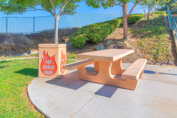 Стол для пикника и ящик для угля в парке в Сан-Диего, Калифорния - Фото, изображение