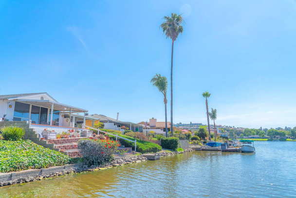 Woninghuizen aan de kust van Lake San Marcos in San Diego, Californië - Foto, afbeelding