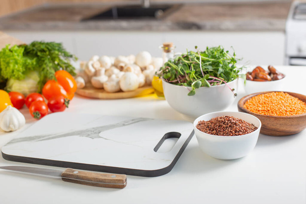 świeże zdrowie wegetariańskie jedzenie na białym stole w kuchni - Zdjęcie, obraz