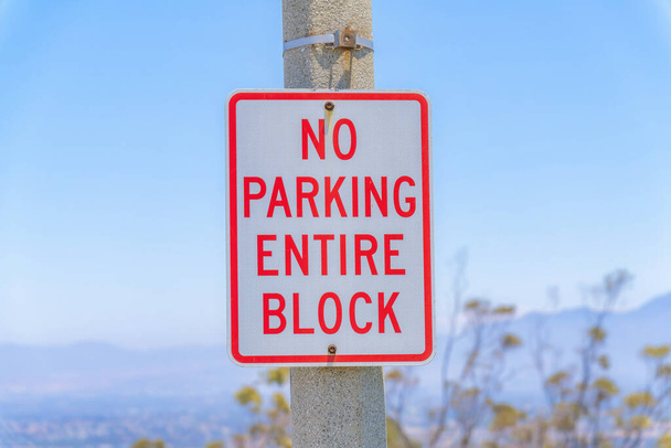 Znak No Parking na betonowym słupie w Laguna Niguel w Kalifornii - Zdjęcie, obraz