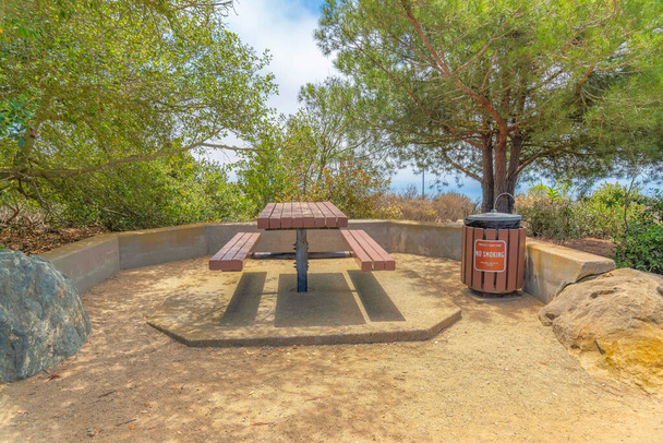 Mesa de picnic incorporada con asientos en Laguna Njalá en California - Foto, imagen