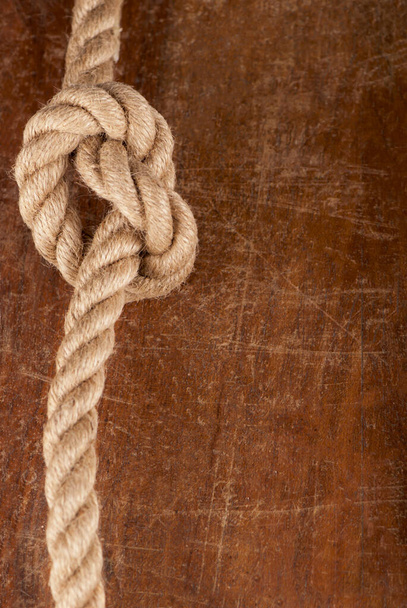 Rope with Reef Knot on Wood Texture Background - Foto, Imagem