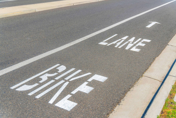Znak pasa ruchu rowerowego na drodze na ranczu Ladera w południowej Kalifornii - Zdjęcie, obraz