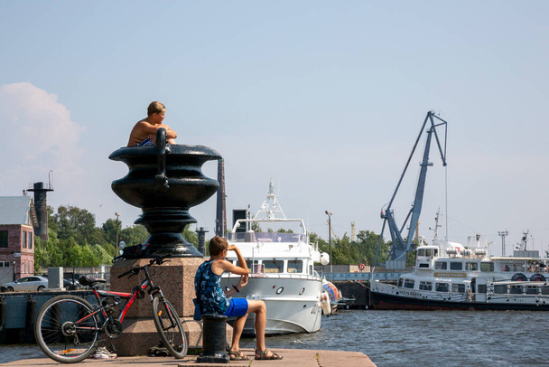 St. Petersburg, Russland - 16. Juli 2021: Kinder am Petrovsky Pier in Kranstadt am Ufer des Finnischen Meerbusens - Foto, Bild
