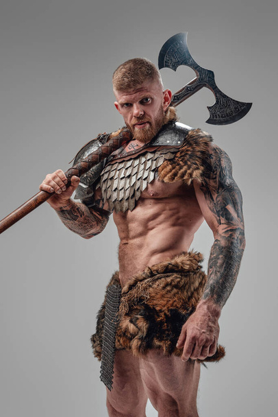 Félelmetes viking erős testtel, kétkezes fejszével. - Fotó, kép