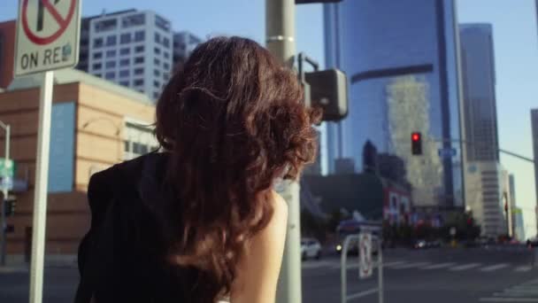 Een close-up vrouw glimlachend op zomerwandelingen. Aziatisch dame kijk rond gaan op straat. - Video