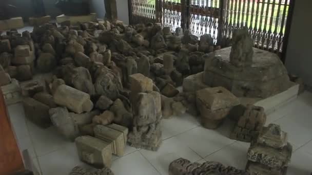 インドネシアの歴史的傑作、寺院の石、シヴァ神の像、および歴史的学習教育メディアのためのカイラサDieng博物館コレクションからのその他の彫刻コレクション. - 映像、動画