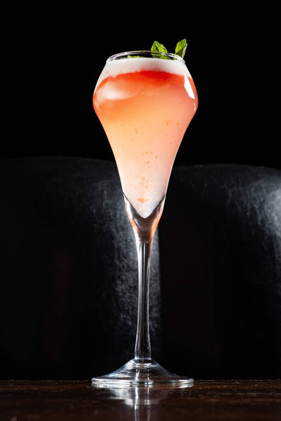 berry mocktail in the bar - Фото, изображение