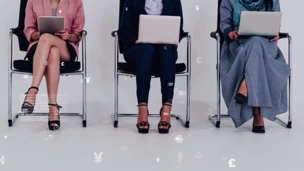 Les gens d'affaires demandeurs d'emploi en attente sur des chaises avec graphique conceptuel - Séquence, vidéo