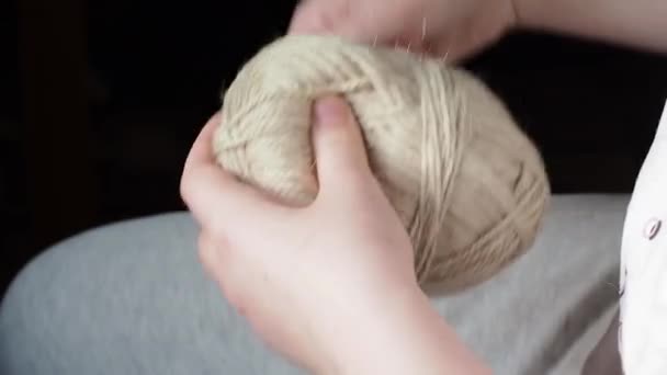 Het proces van wikkelen van de draad in een bal. - Video