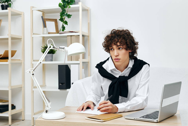 nastolatek online nauka laptop wnętrze komunikacji domowej - Zdjęcie, obraz