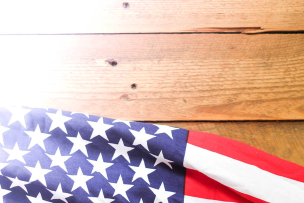 Bandera americana Colocada sobre un fondo de madera. - Foto, imagen