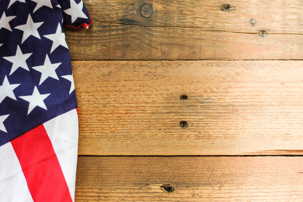Bandera americana Colocada sobre un fondo de madera. - Foto, Imagen