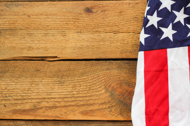 Amerikaanse vlag geplaatst op een houten achtergrond. - Foto, afbeelding