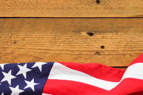 Bandera americana Colocada sobre un fondo de madera. - Foto, Imagen