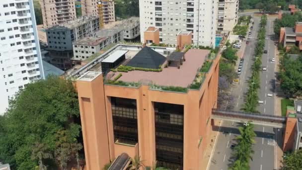 Bedrijfsgebouwen kantoren in het centrum van Sao Paulo Brazilië. Luchtstedelijk landschap. Kantoren torens in het centrum. - Video
